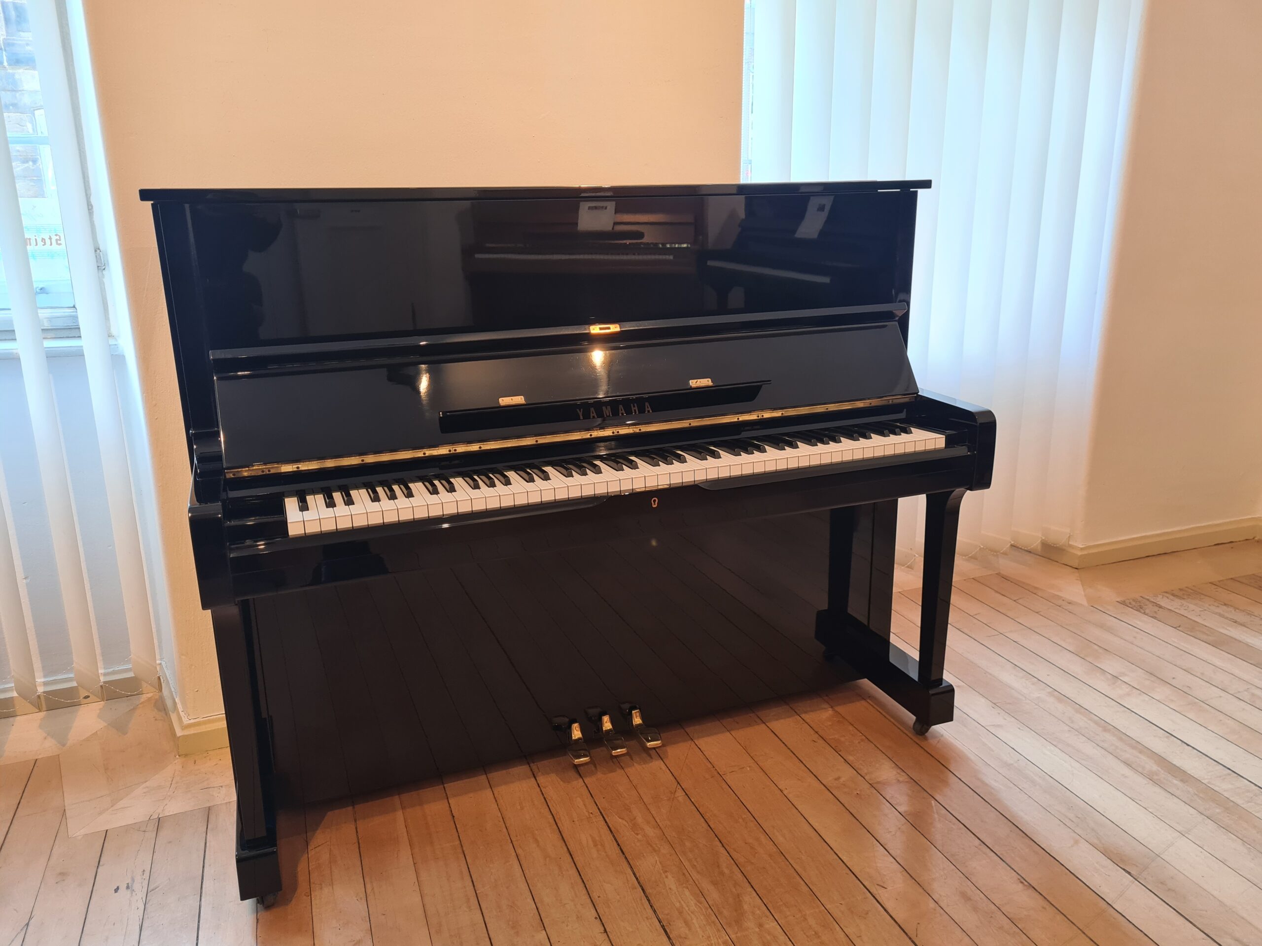 Yamaha U1 121 cm hoch, schwarz poliert